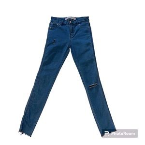 DENIM&CO Medium Wash Frayed Ankle Jean US Size 6